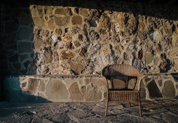 Comment réaliser un mur antibruit en matériaux recyclés dans un environnement urbain ?